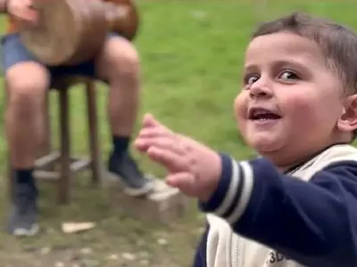 آواز شاد؛ نیم وجبی آهنگ زینو زینو زینو امید جهان رو با رقص بندری خوند فقط گفت دستا