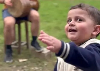 آواز شاد؛ نیم وجبی آهنگ زینو زینو زینو امید جهان رو با رقص بندری خوند فقط گفت دستا