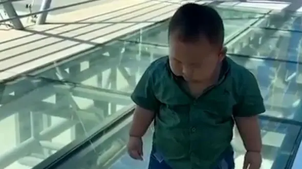 این پل اشک کودک تپلی را درآورد | فیلم