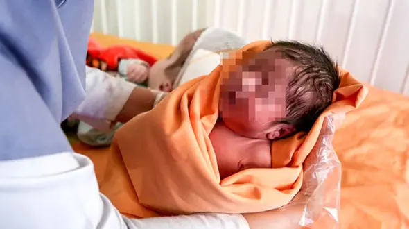 یخ زدن مرگبار نوزاد کارتن خواب در تهران+عکس