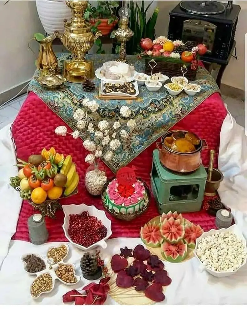 ایده چیدن میز شب یلدا | ۳۰ ایده چیدن میز شب یلدا شیک و عروس‌پسند ترند ۱۴۰۴ با چیدمانی باکلاس و خیره‌کننده!
