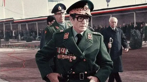 سفر به ایام قدیم سال 1338؛ کارگری محمدرضا پهلوی تو معدن استکهلم با مته ایستاده