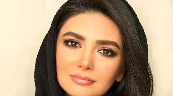 نگاهی به چیدمان منزل شاهانه و سنتی لیندا کیانی و همسرش با حال و هوای ایرانی/ از مبلمان مدرن و پرده‌های اعیانی تا عضو ثابت خونه‌های ایرانی، گل شمعدونی