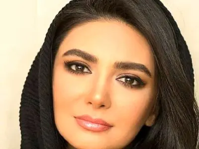 نگاهی به چیدمان منزل شاهانه و سنتی لیندا کیانی و همسرش با حال و هوای ایرانی/ از مبلمان مدرن و پرده‌های اعیانی تا عضو ثابت خونه‌های ایرانی، گل شمعدونی