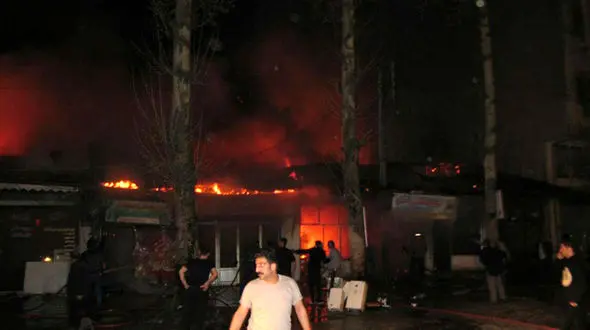 آتش‌ سوزی شدید در فومن / تعداد زیادی مغازه و خانه طمعه حریق شدند+ تصاویر