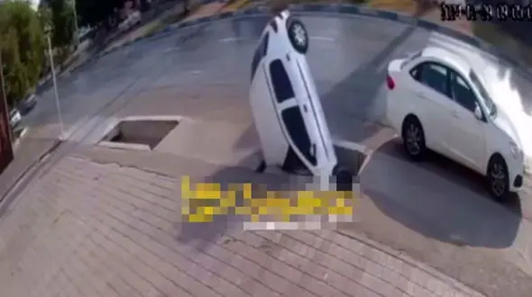 سقوط عجیب یک خودرو درون کانال آب / مردم شوکه شدند