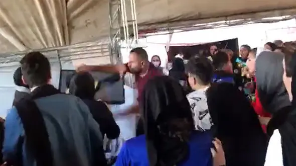 فیلم / زد و خورد در مسابقات ووشو قهرمانی بانوان / هتاکی پدر به مربی زن بخاطر باخت دخترش