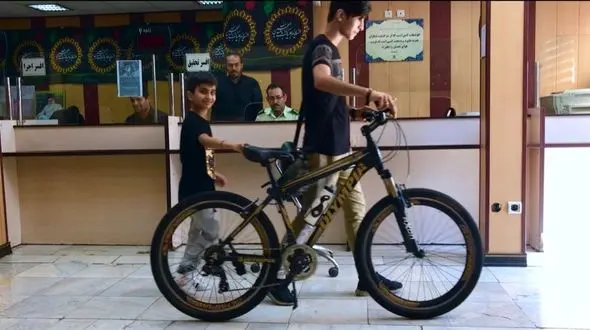  پلیس تهران این کودک گریان را خنداند + عکس لحظه