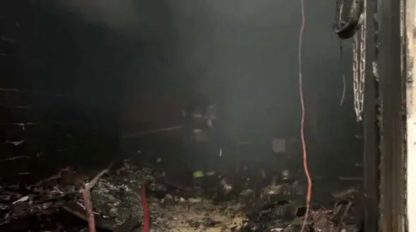 جزییات آتش سوزی هولناک در بازار قدیم قشم / 4 آتش نشان و یک پلیس و 2 مغازه دار راهی بیمارستان شدند + فیلم