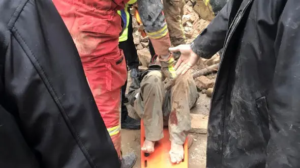 ریزش ساختمان قدیمی در خیابان 15 خرداد / مرد 35 ساله مدفون شد + عکس