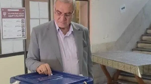 وزیر بهداشت رای خود را به صندوق انداخت
