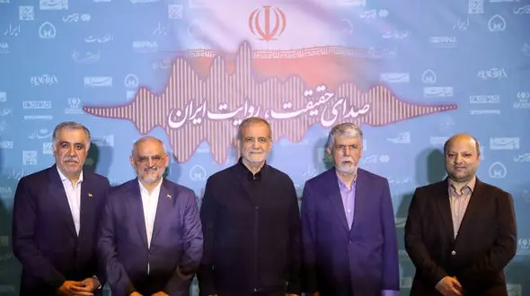 سلفی رئیس جمهور با دختر یکی از خبرنگاران در مراسم بزرگداشت روز خبرنگار