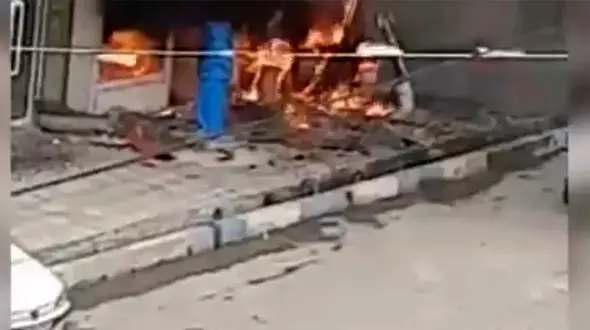 زبانه های آتش یک مغازه را در نصیرشهر به کام خود کشید/ آسمان سیاه شد + فیلم