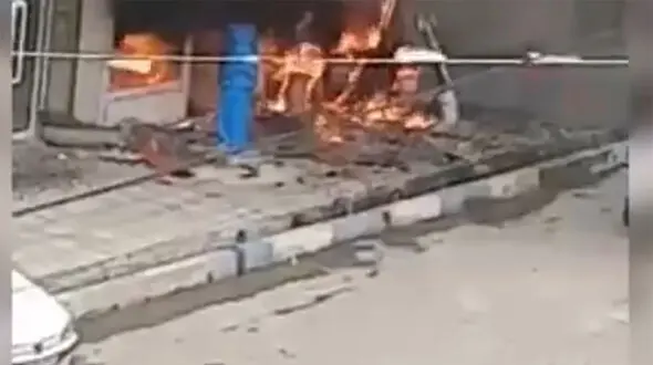 زبانه های آتش یک مغازه را در نصیرشهر به کام خود کشید/ آسمان سیاه شد + فیلم