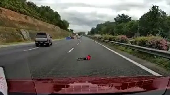 اقدام احمقانه یک راننده در اتوبان + فیلم