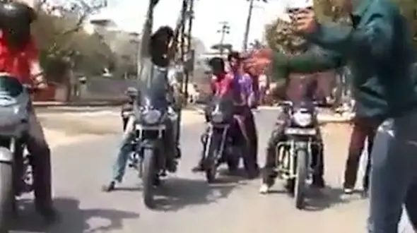 مجری تلویزیونی هنگام اجرای برنامه زنده زیر موتور رفت! +فیلم و عکس