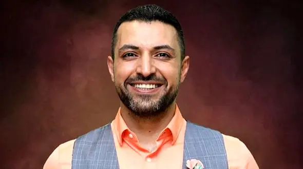 نماهنگ شاد دستتو بده من با صدای اشکان خطیبی + فیلم