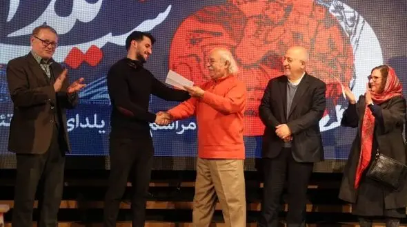 اتفاقی جالب / آزادی یک زندانی نوجوان با تشویق تماشاگران در تهران+ عکس 