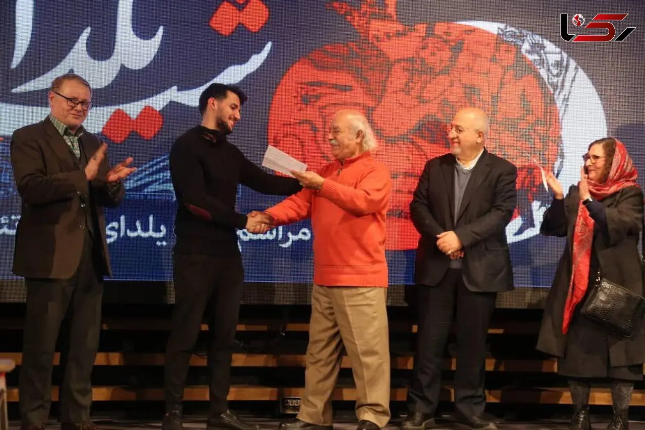 اتفاقی جالب / آزادی یک زندانی نوجوان با تشویق تماشاگران در تهران+ عکس 
