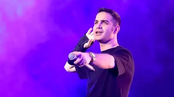 فیلم آواز عاشقانه / منو درگیر خودت کن محسن یگانه  کل سالن کنسرت برده هوا فریاد ها تمومی نداشت ...