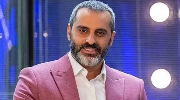 نگاهی به پذیرایی دلباز و غرق در نورِ خانه لاکچری علیرام نورایی/چیدمان مبلمان و انتخاب فرش حرف نداره+فیلم