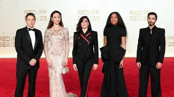 آسمان عربستان با ستارگان دنیای هالیوود درخشید/ نگاهی به تیپ و استایل بازیگران خارجی در فرش قرمز جشنواره فیلم «دریای سرخ» عربستان سعودی