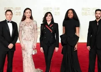 آسمان عربستان با ستارگان دنیای هالیوود درخشید/ نگاهی به تیپ و استایل بازیگران خارجی در فرش قرمز جشنواره فیلم «دریای سرخ» عربستان سعودی