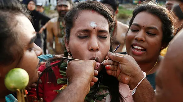 شکنجه برای جلب رضایت خدا !+عکس