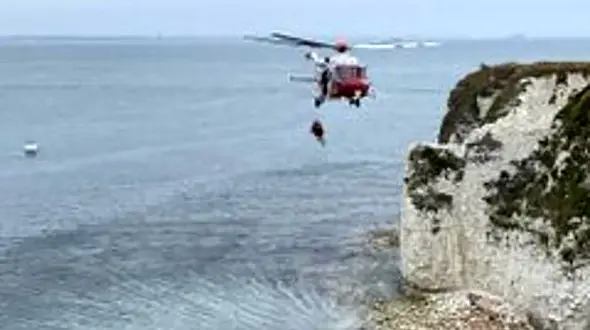 عملیات گسترده برای نجات زن سالخورده سقوط کرده از ارتفاع! +عکس