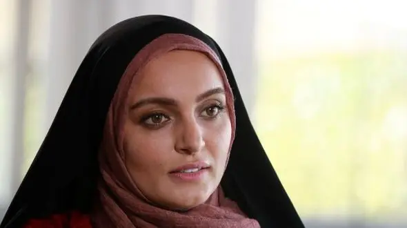 عکس های عروسی و لباس عروس و دسته گل ساده و شیک نیلوفر پارسا، بیتای آوای باران/ طراحی خیلی زیبایی داره