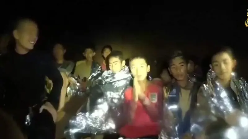 داخل غار، غواصان 