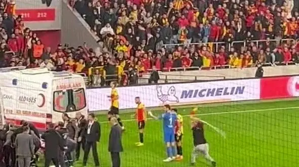 کتک کاری هوادار خشمگین با میله کرنر +ویدیو  