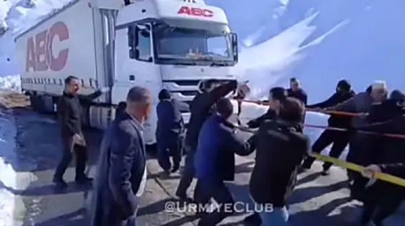 کمک مردم ارومیه ای به راننده تریلی گرفتار + فیلم