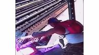 فیلم لحظه هولناک پرتاب زن ۵۲ ساله به سمت خطوط ریل قطار 