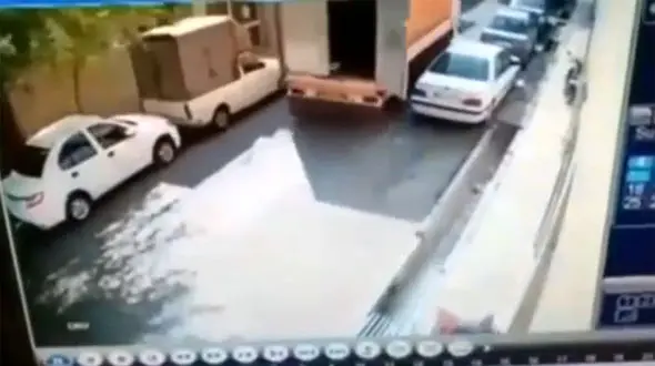 ببینید / شوک بزرگ به مالک پژو پارس در تهران؛ بی‌دقتی راننده خاور و خسارت شدید به خودروها