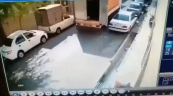 ببینید / شوک بزرگ به مالک پژو پارس در تهران؛ بی‌دقتی راننده خاور و خسارت شدید به خودروها