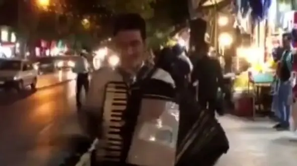 صدای سحرآمیز خواننده خیابانی با سنگ تراش آغاسی ! + فیلم 