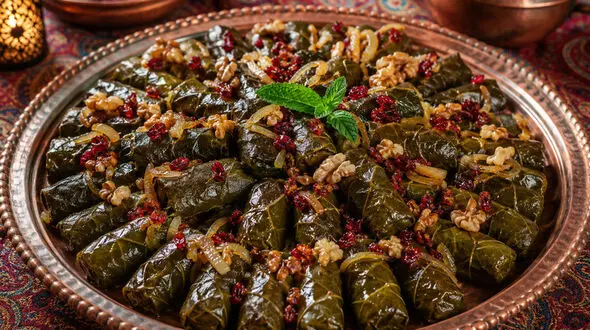 طرز تهیه دلمه برگ مو برای 6 نفر با سبزی خشک + عکس