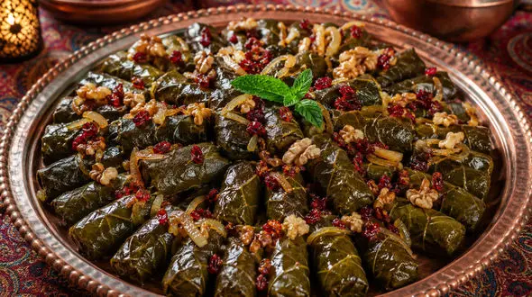 طرز تهیه دلمه برگ مو برای 6 نفر با سبزی خشک + عکس