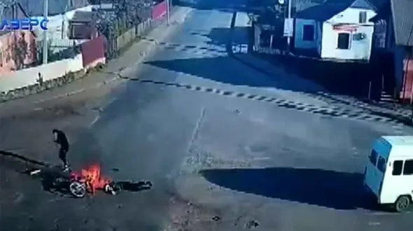 ببینید / تصادف شدید و آتش‌ گرفتن موتورسیکلت در چهارراه / پسر جوان شوکه شد + فیلم