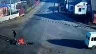 ببینید / تصادف شدید و آتش‌ گرفتن موتورسیکلت در چهارراه / پسر جوان شوکه شد + فیلم