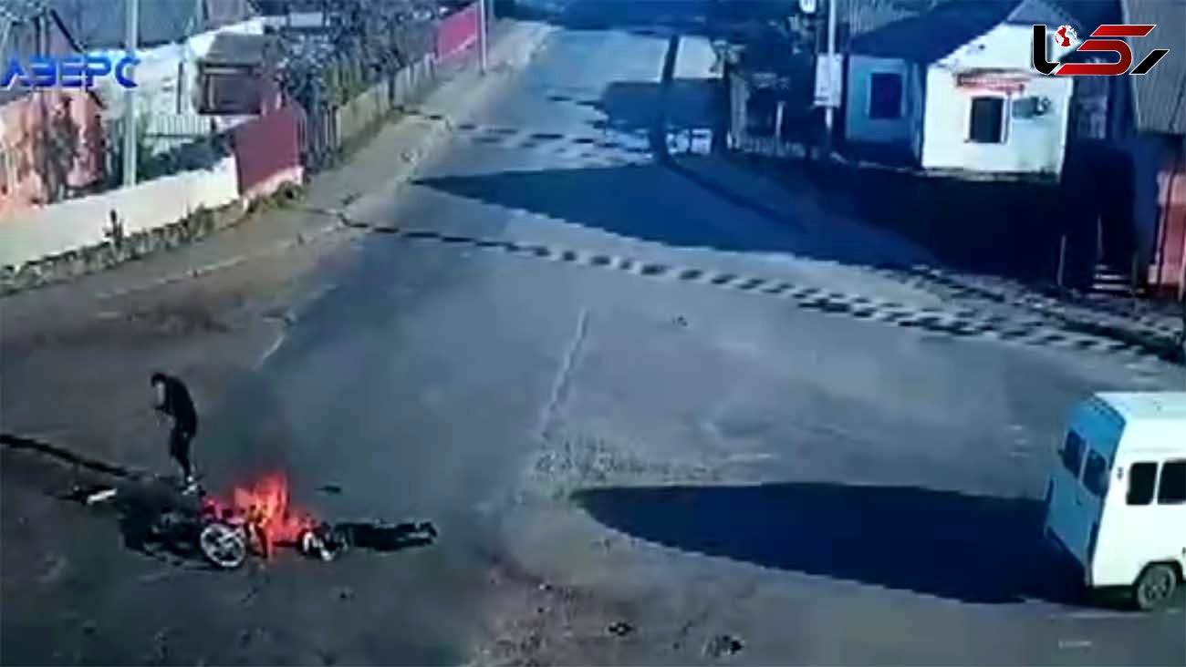ببینید / تصادف شدید و آتش‌ گرفتن موتورسیکلت در چهارراه / پسر جوان شوکه شد + فیلم
