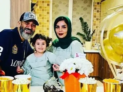 فیلم/ نگاهی به چیدمان شاهانه و باشکوه منزل مهران غفوریان بازیگر سریال «زیر آسمان شهر» و همسرش/ از اتاق بیلیارد و اتاق تاب بازی ویژه هانا تا لوسترهای اعیانی و کابینت های مدرن