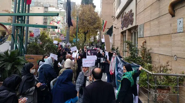 تجمع اعتراضی اولیا و دانش‌آموزان مقابل دبیرخانه شورای عالی انقلاب فرهنگی؛ مطالبه برای «مثبت شدن تأثیر پایه یازدهم» در کنکور + فیلم