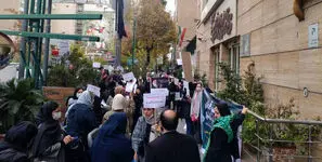 تجمع اعتراضی اولیا و دانش‌آموزان مقابل دبیرخانه شورای عالی انقلاب فرهنگی؛ مطالبه برای «مثبت شدن تأثیر پایه یازدهم» در کنکور + فیلم