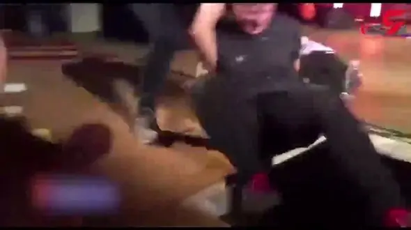 خواننده پر تحرک هنگام اجرا در استیج فرو رفت +فیلم 