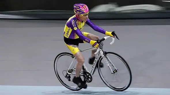 ببینید / نجات معجزه آسا مرد دوچرخه سوار از یک مرگ + فیلم