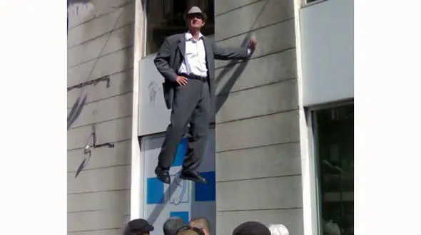 مرد معلق آلمانی قانون نیوتن را شکست داد/مبارزه با جاذبه زمین