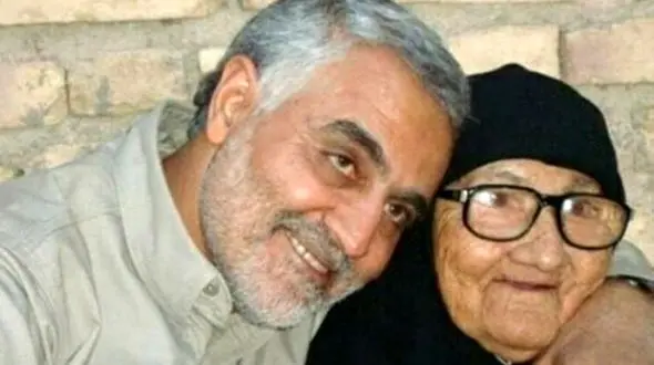 عکس سفر در زمان / حضور سردار  سلیمانی در کنار خانه ابدی مادرشان/  نوشته سنگ مزار مادرش را ببینید