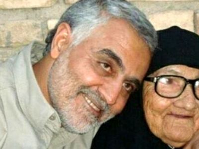عکس سفر در زمان / حضور سردار  سلیمانی در کنار خانه ابدی مادرشان/  نوشته سنگ مزار مادرش را ببینید